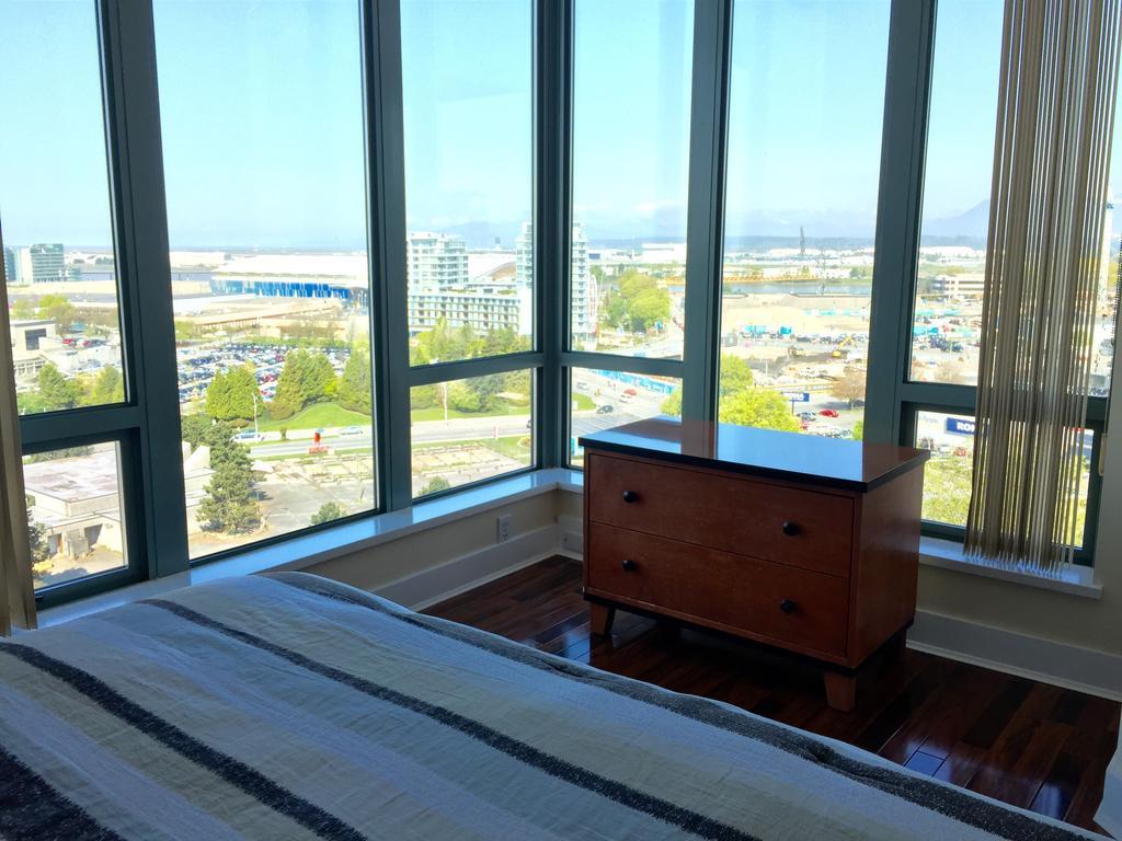 Vancouver Airport Condos Richmond Room photo