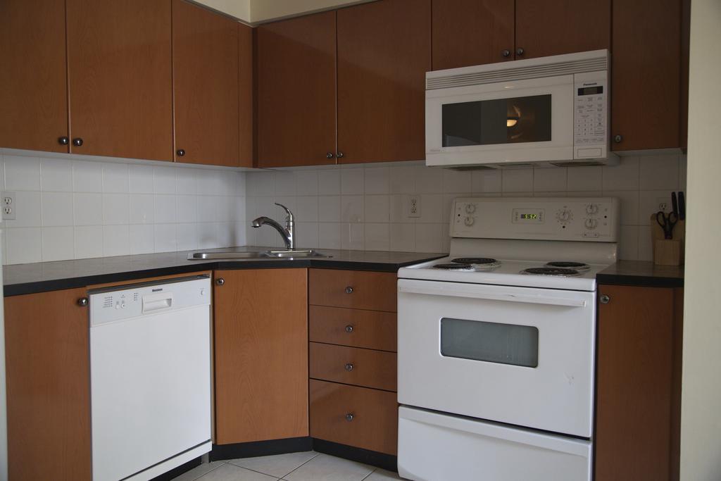 Vancouver Airport Condos Richmond Room photo