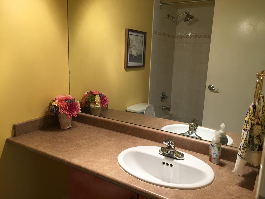 Vancouver Airport Condos Richmond Room photo